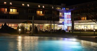 Thermalhotel Fontana am Abend mit Thermalaussenbeckern