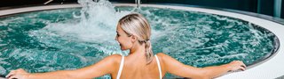 Dame im Whirlpool