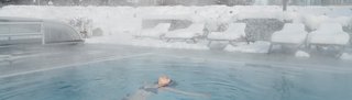 winter wellness therme aussenpool bad zell dame treibt im wasser