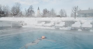 winter wellness therme aussenpool bad zell dame treibt im wasser